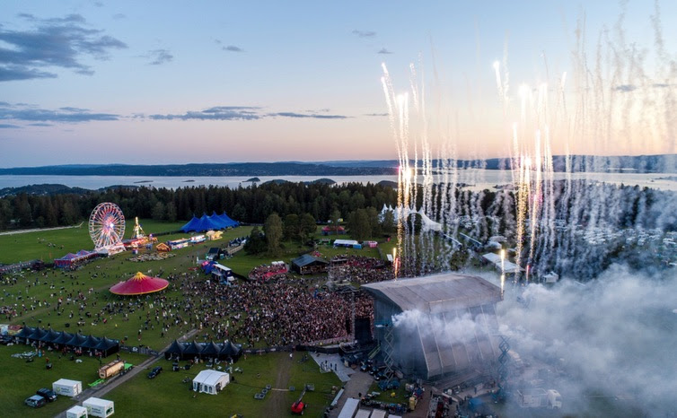 Oversiktsbilde av Ekebergsletta med pyro under Tons of Rock-festivalen