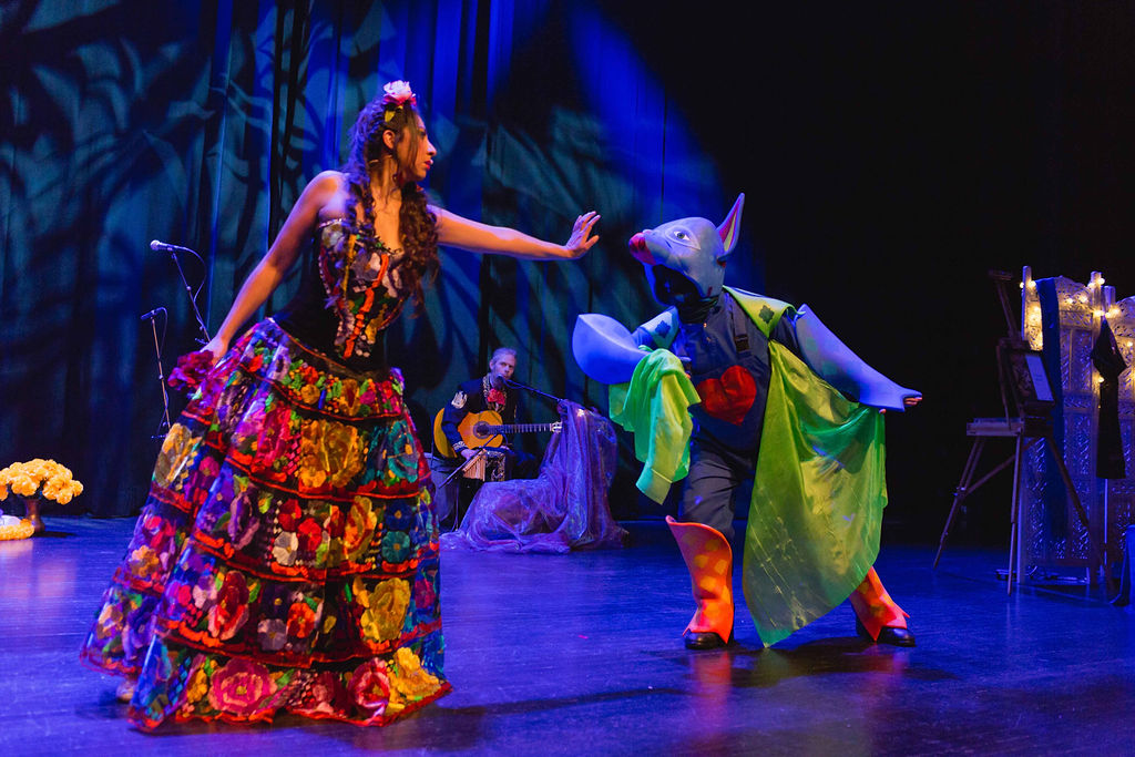 Flamencodanser med fabeldyr på scenen