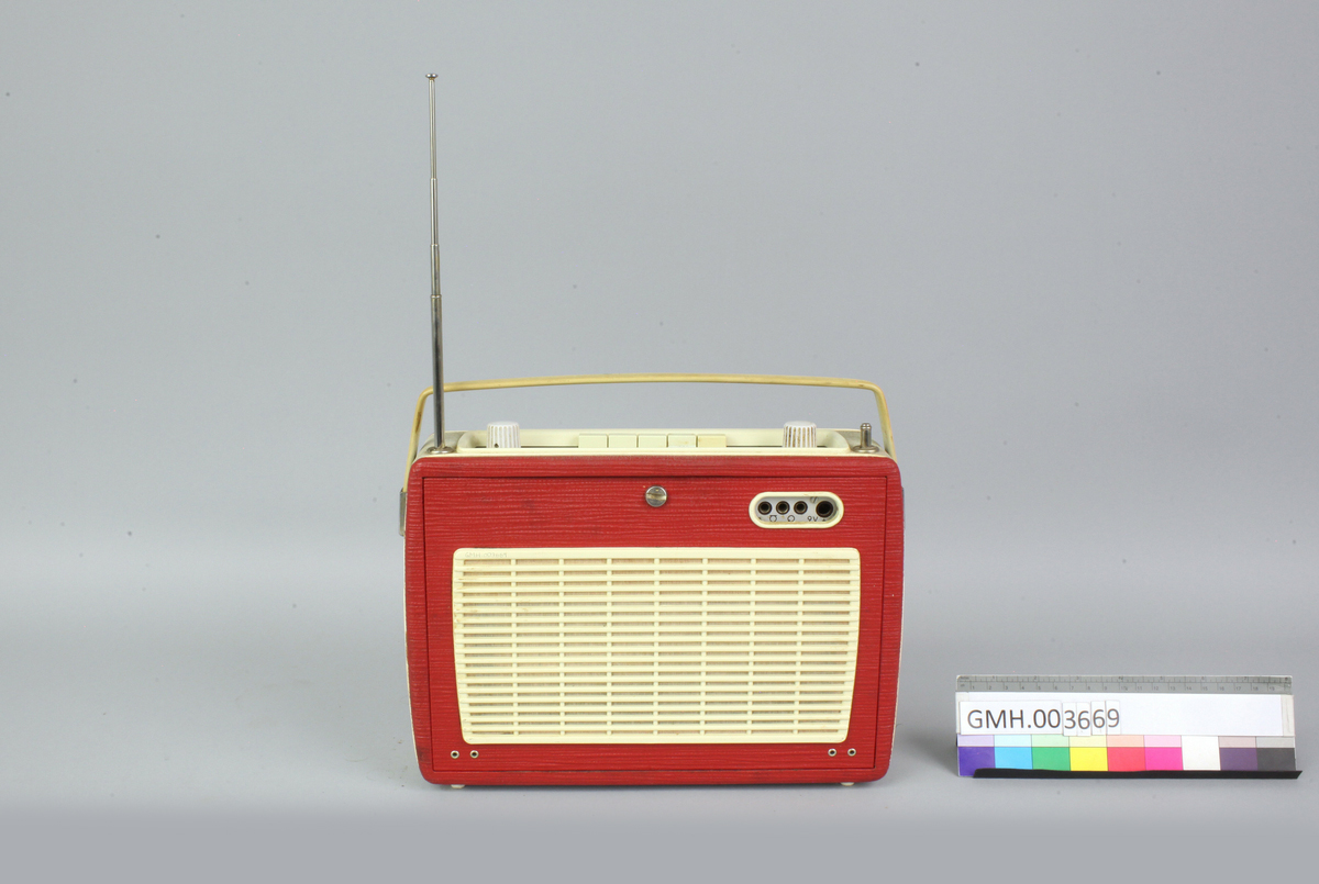 En gammel, rød radio