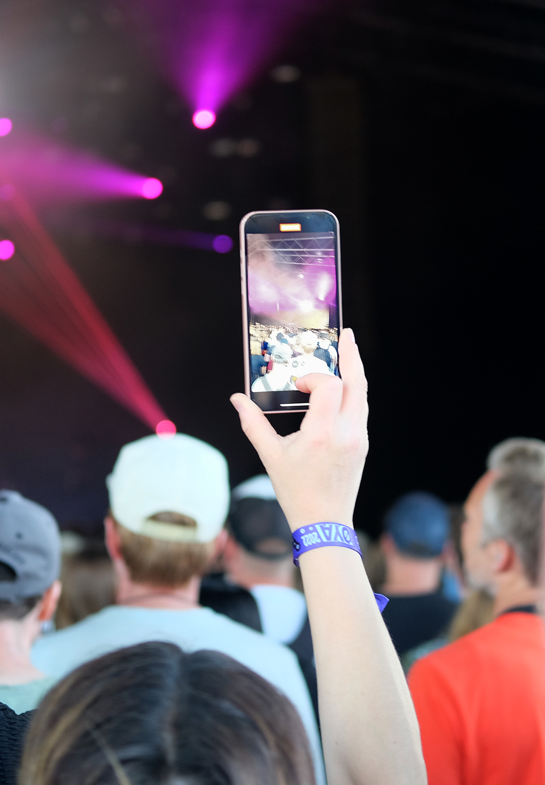 Publikum på Øyafestivalen med mobil