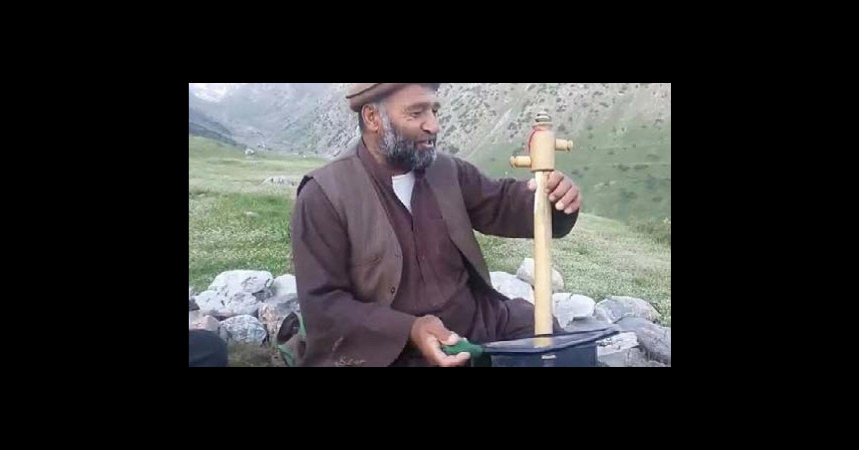 En afghansk mann spiller på et instrument