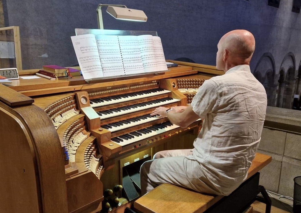 Anders Hovind ved orgel