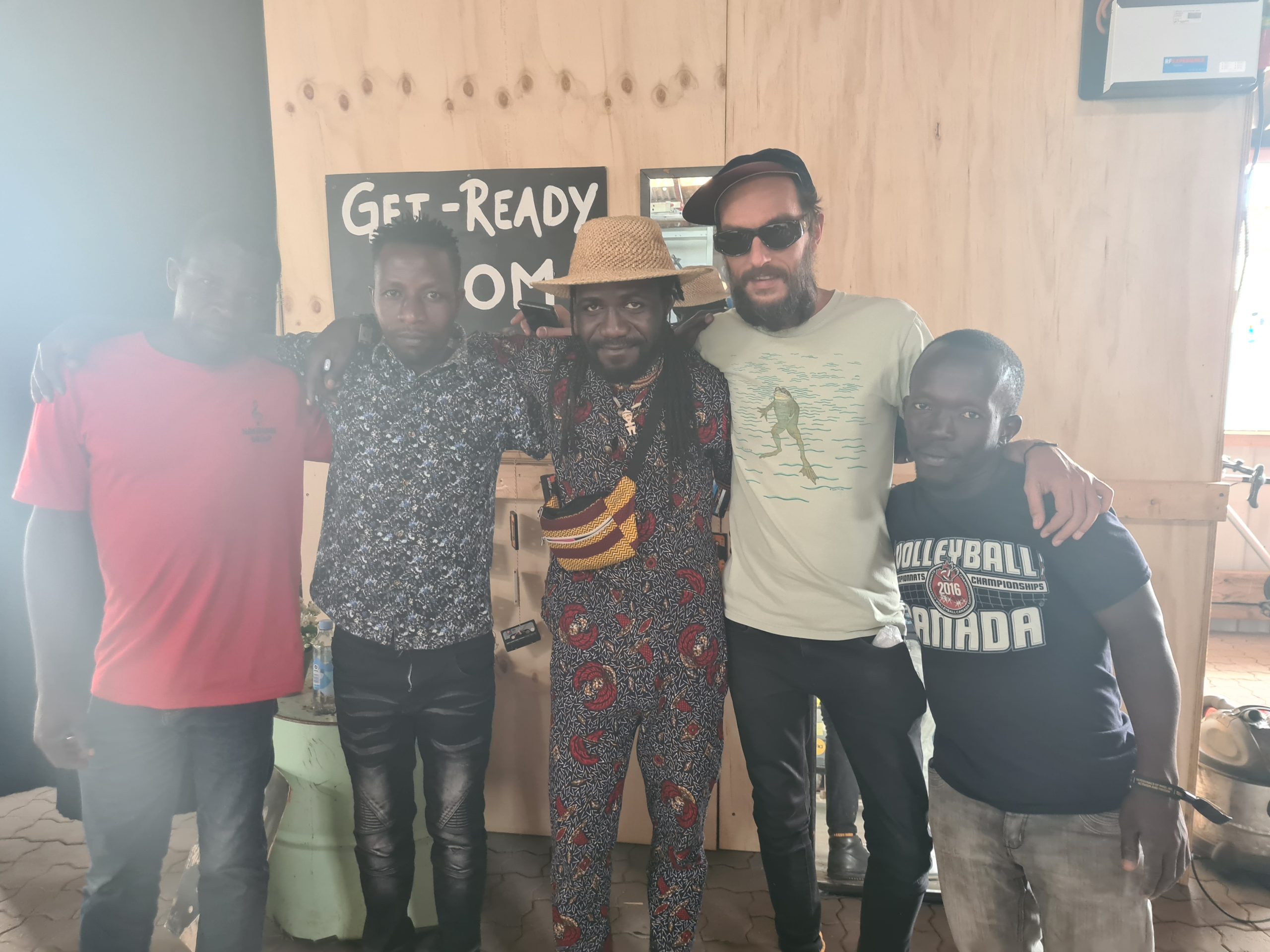 Derek Debru sammen med deler av The Nakibembe Xylophone Troupe, fra Busoga, Uganda, backstage på Roskilde et par timer før bandet spilte på scenen Gloria.