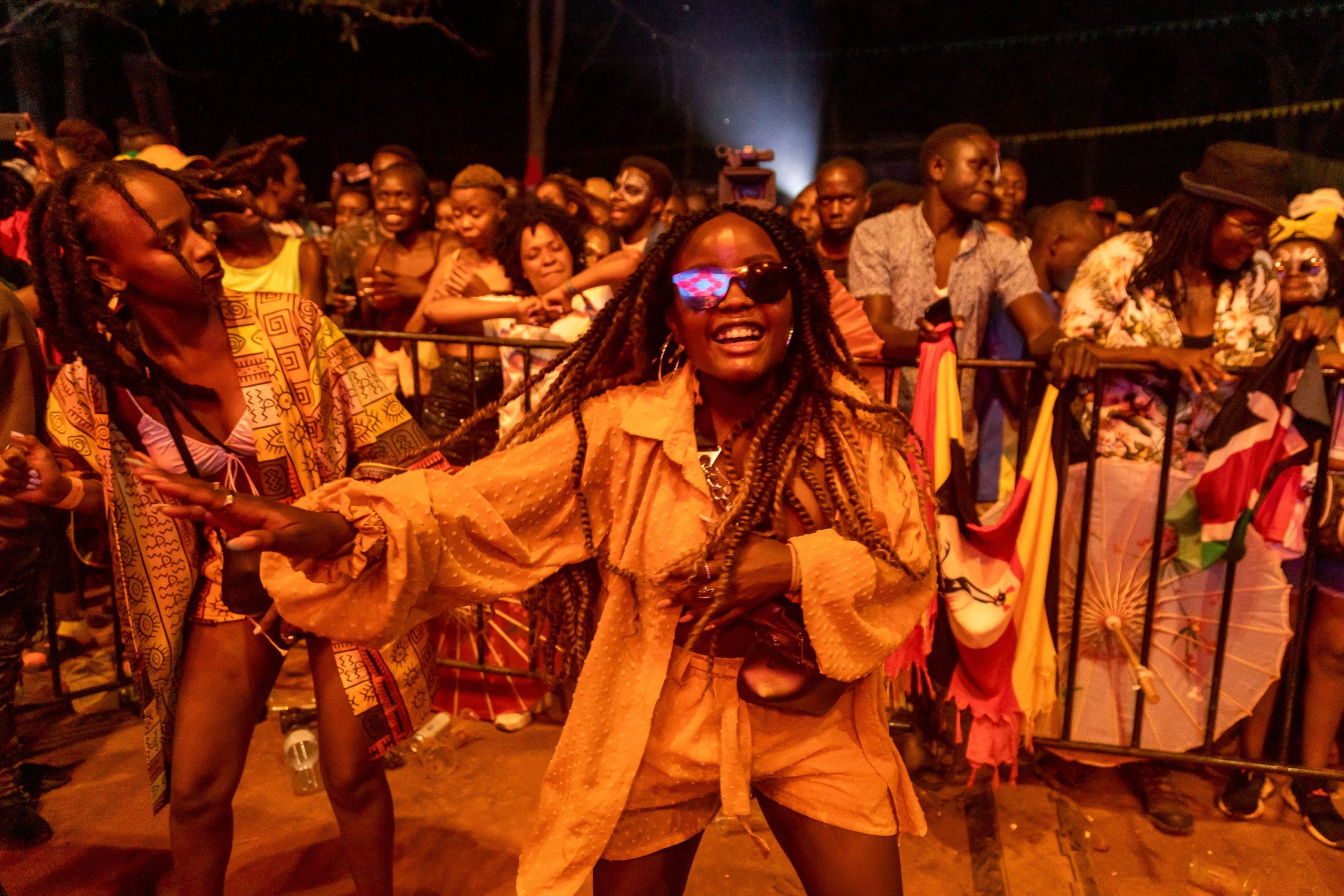 Festivalpublikum på nyege nyege om natten