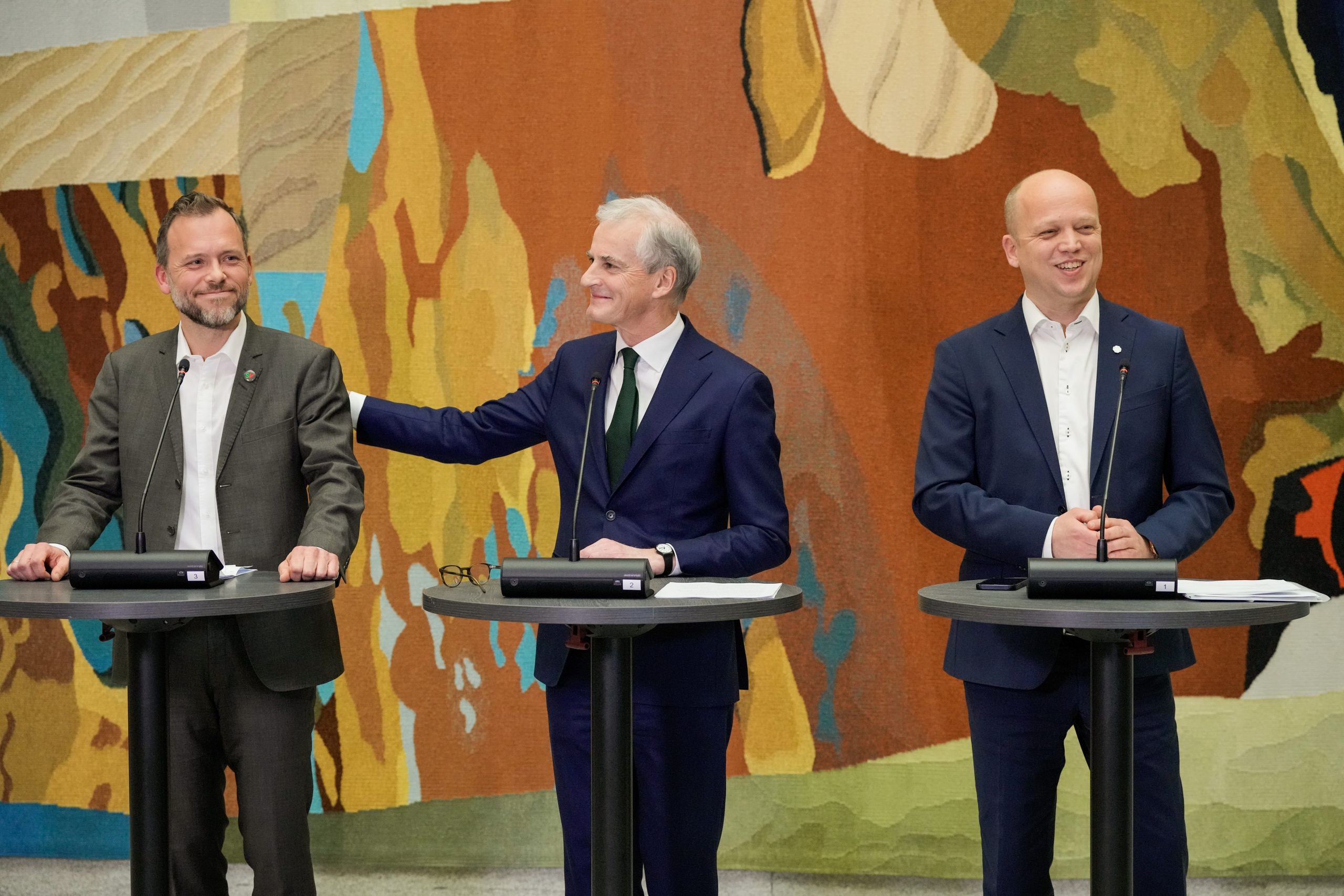 Statsminister Jonas Gahr Støre fra Arbeiderpartiet, Trygve Slagsvold Vedum fra Senterpartiet og Audun Lysbakken fra SV på pressekonferanse i vandrehallen på Stortinget om stadsbudsjettet 2023.