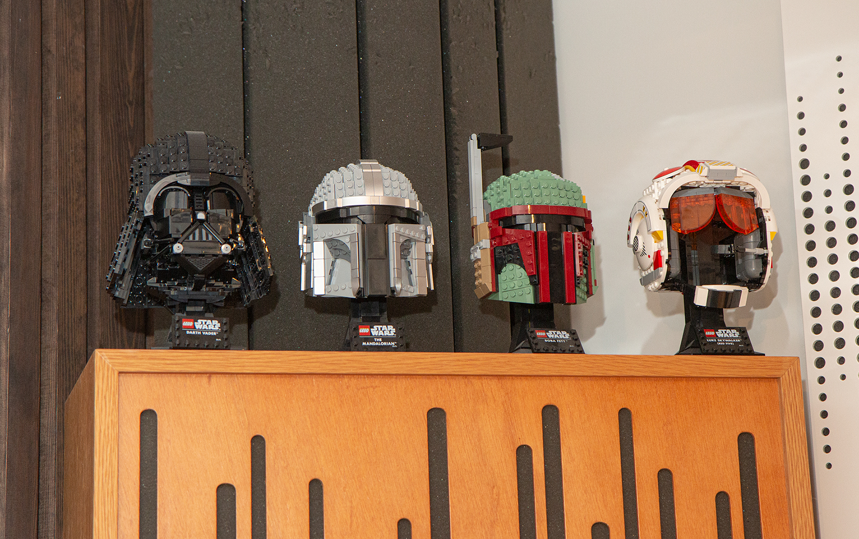Star Wars-hjelmer på hylle