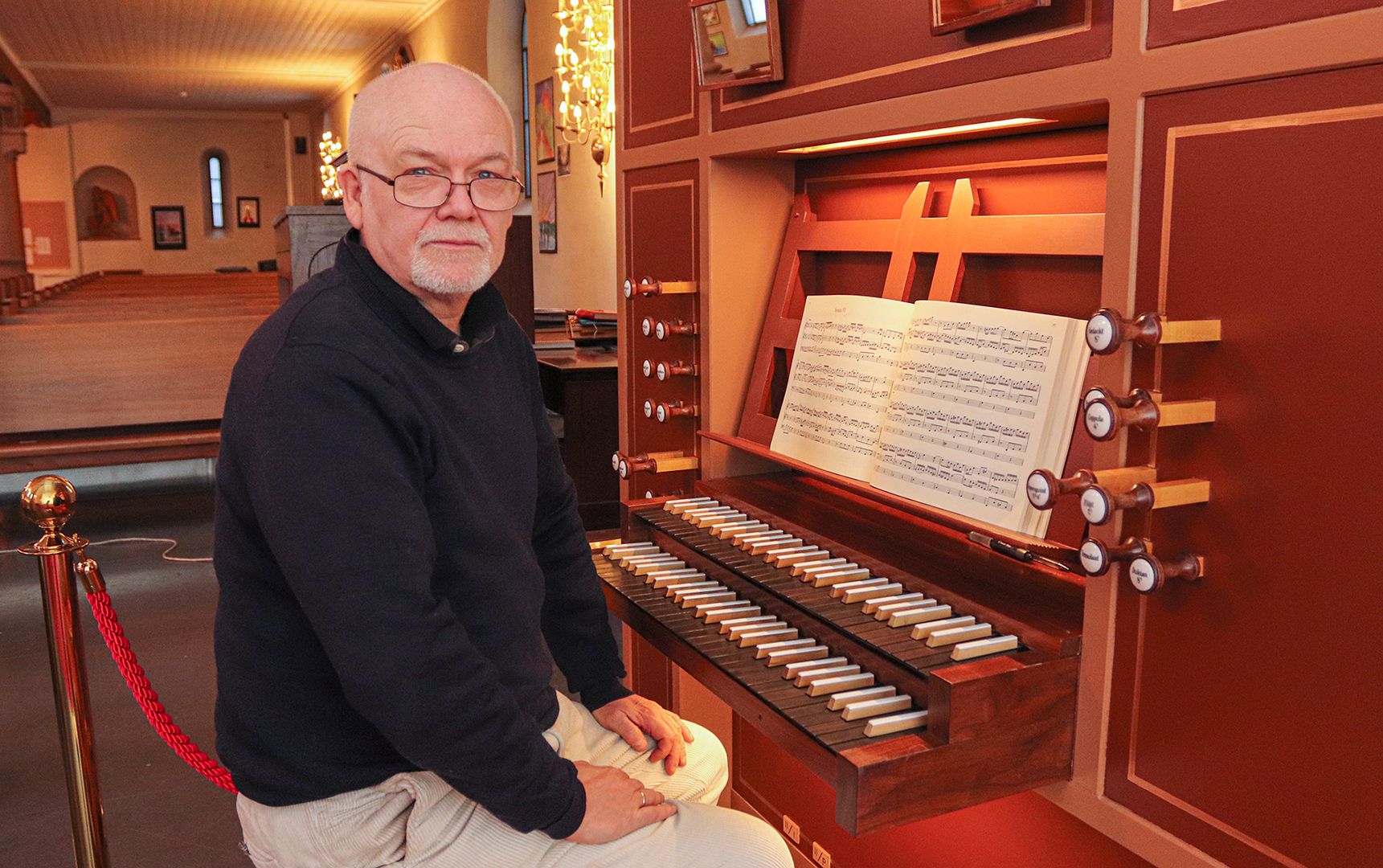 Olav Rune Bastrup ved kirkeorglet i Grønland kirke