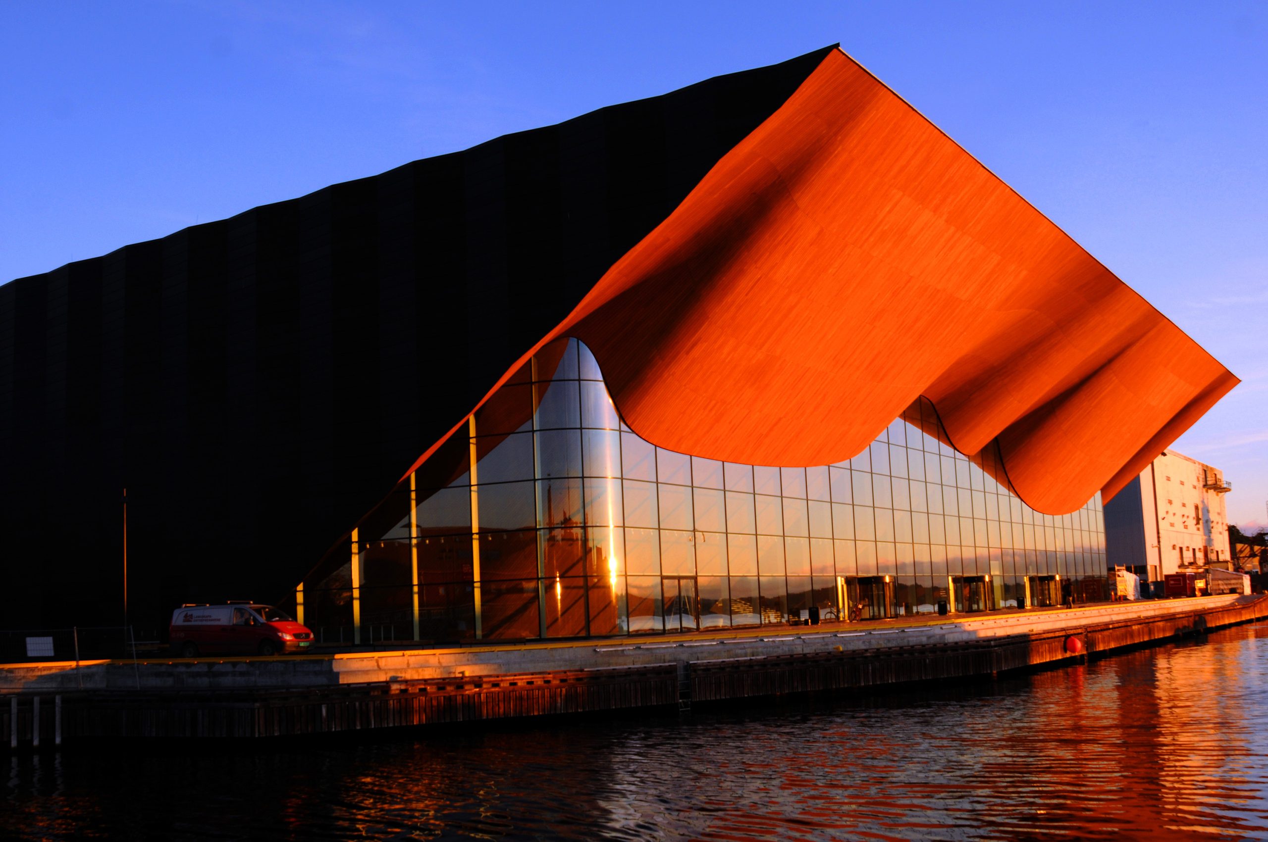 Kilden teater og konserthus i solnedgang