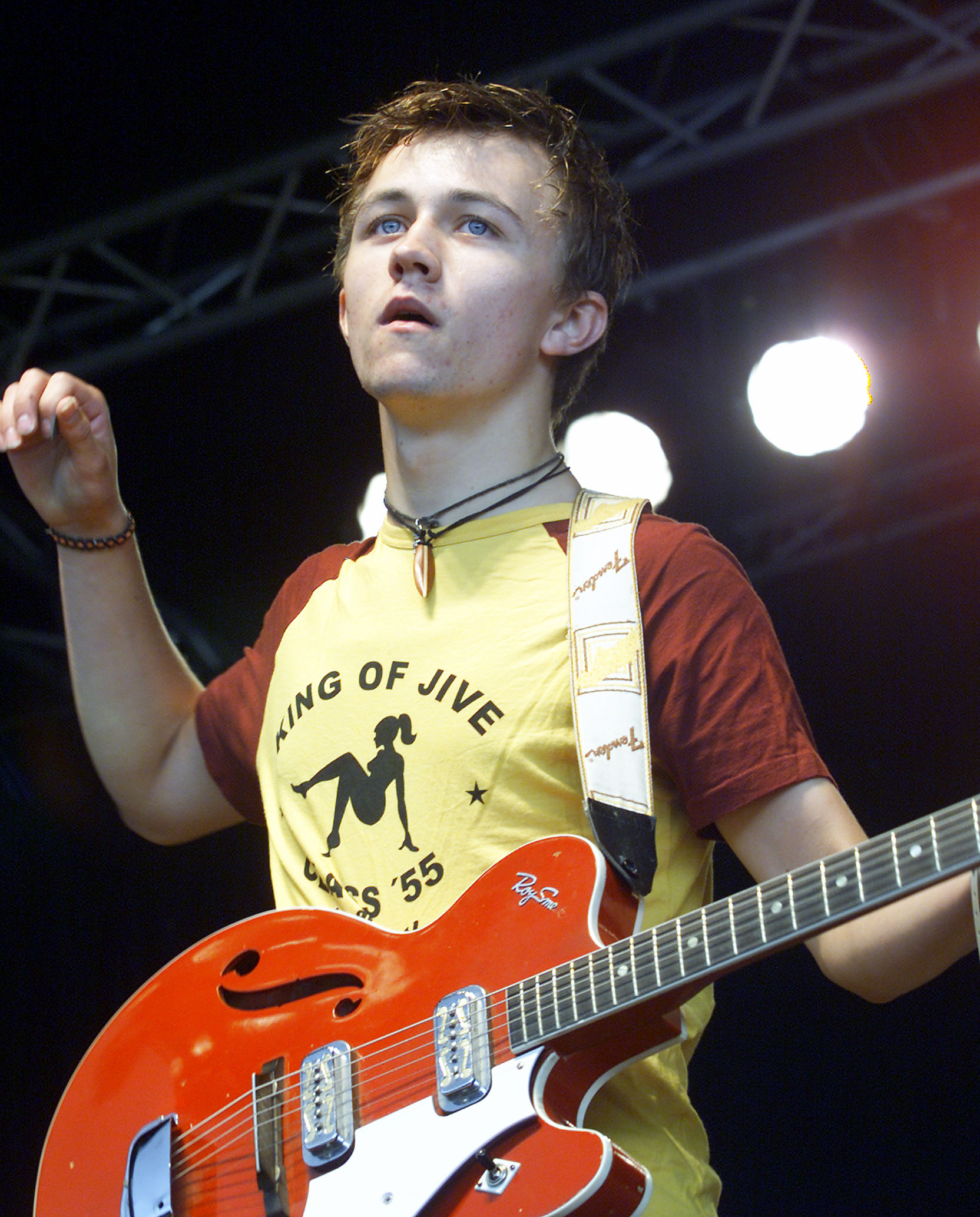 Sondre Lerche i aksjon på gitar under Øyafestivalen i 2001