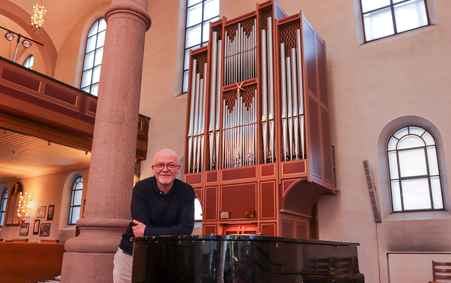 Olav Rune Bastrup ved kirkeorglet i Grønland kirke