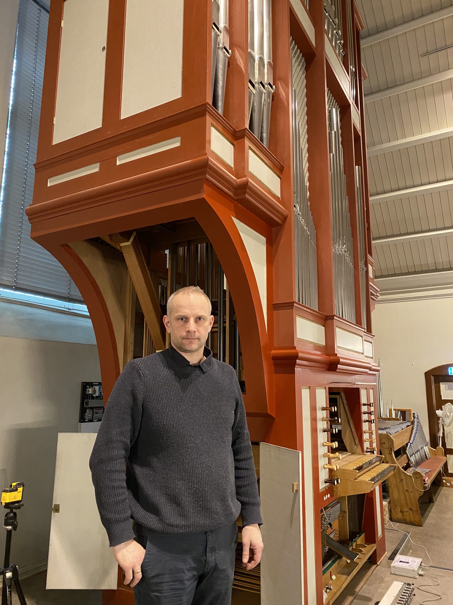 Orgelbygger Marius Lyngø, her foran orgel i Høvik kirke, som han også har jobbet med.