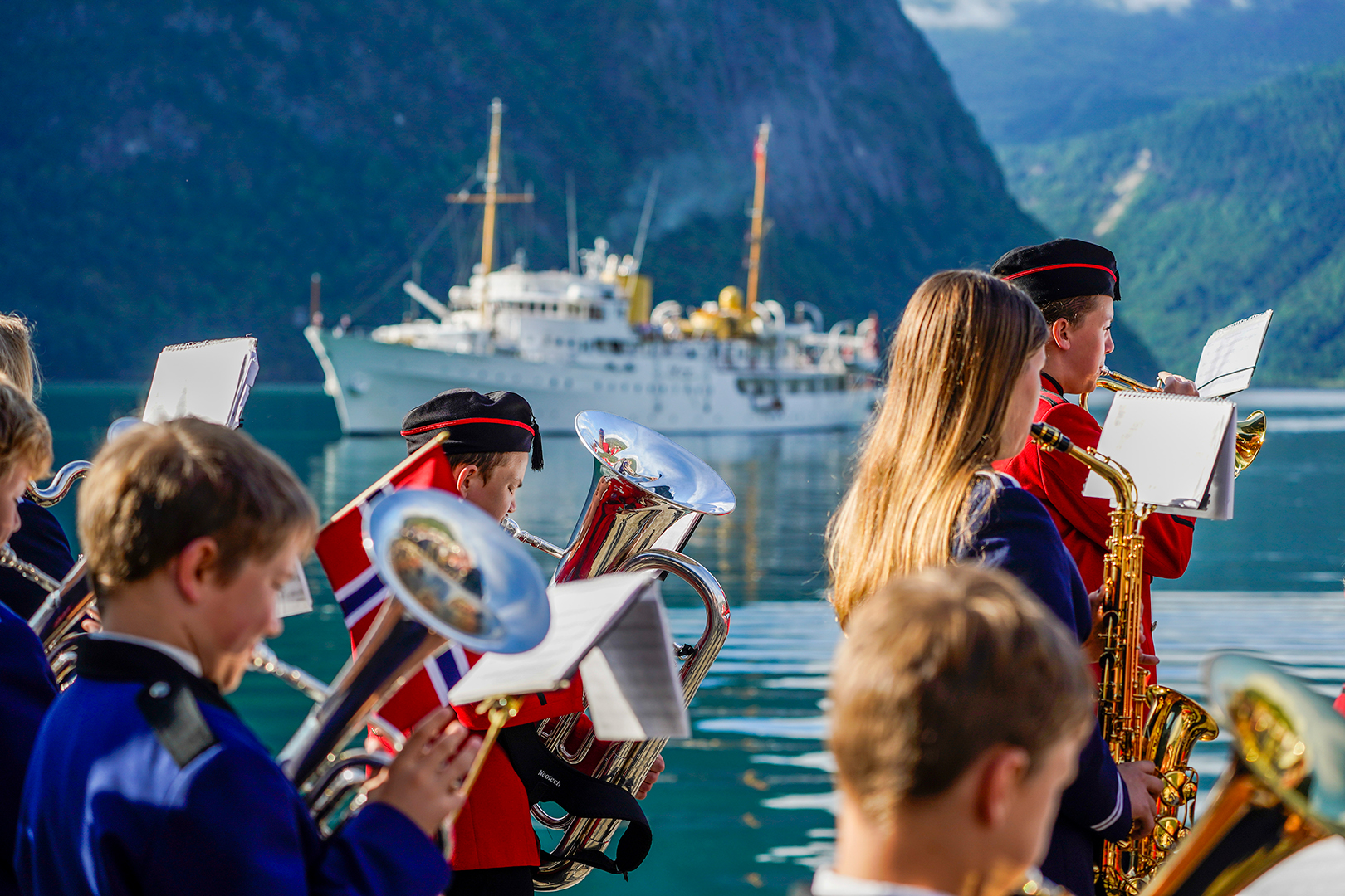 Korps spiller ved fjord