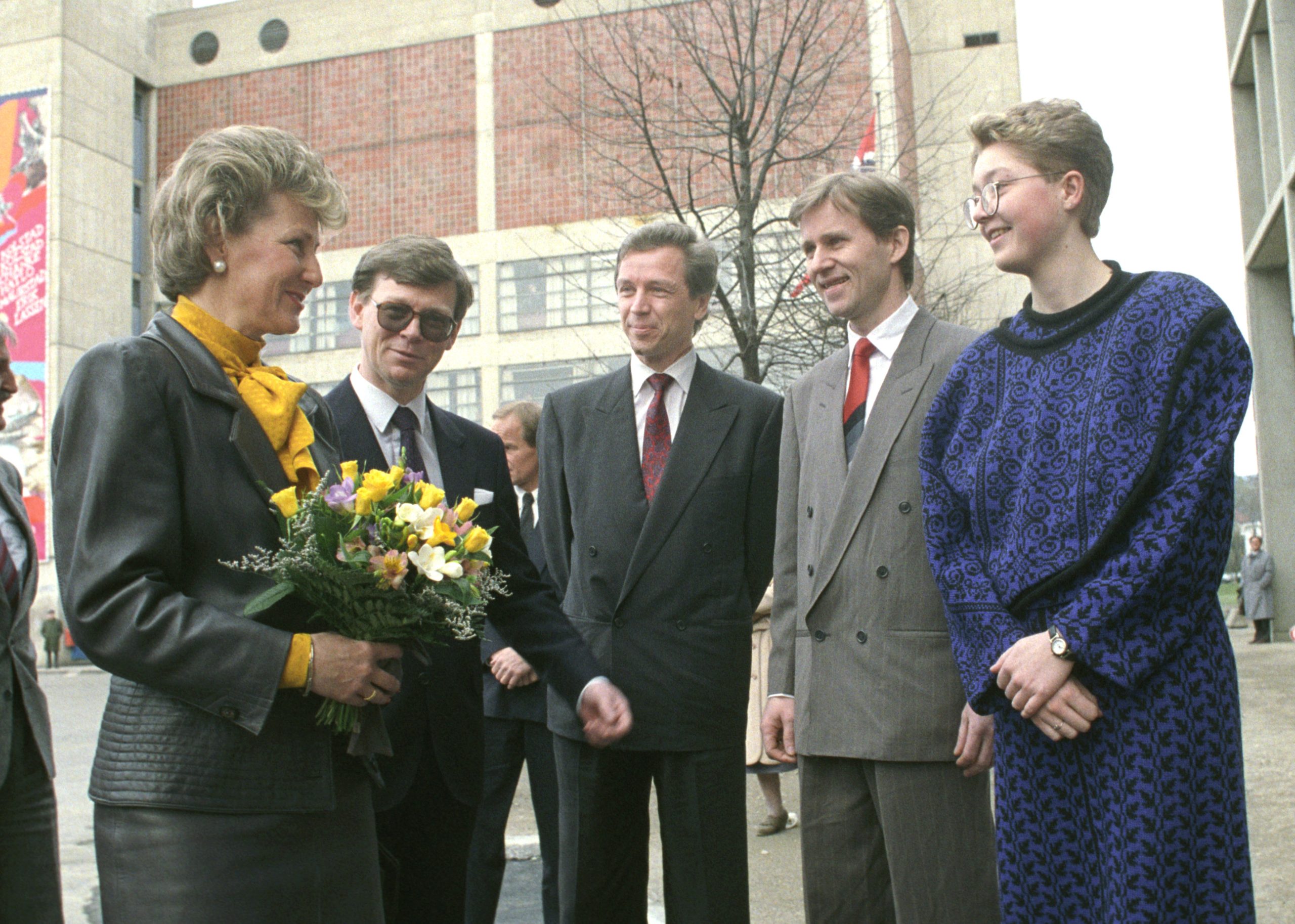 Oslo 19890417. Kronprinsesse Sonja foretar den offisielle åpningen av nybygget til Norges Musikkhøgskole. Kronprinsesse Sonja på vei inn til Norges Musikkhøgskole (f.v.) administrerende direktør i Statens bygge-og eiendomsdirektorat Per T. Eikeland, statsråd Hallvard Bakke, rektor Harald Jørgensen og student Renèe Rasmussen. Foto: