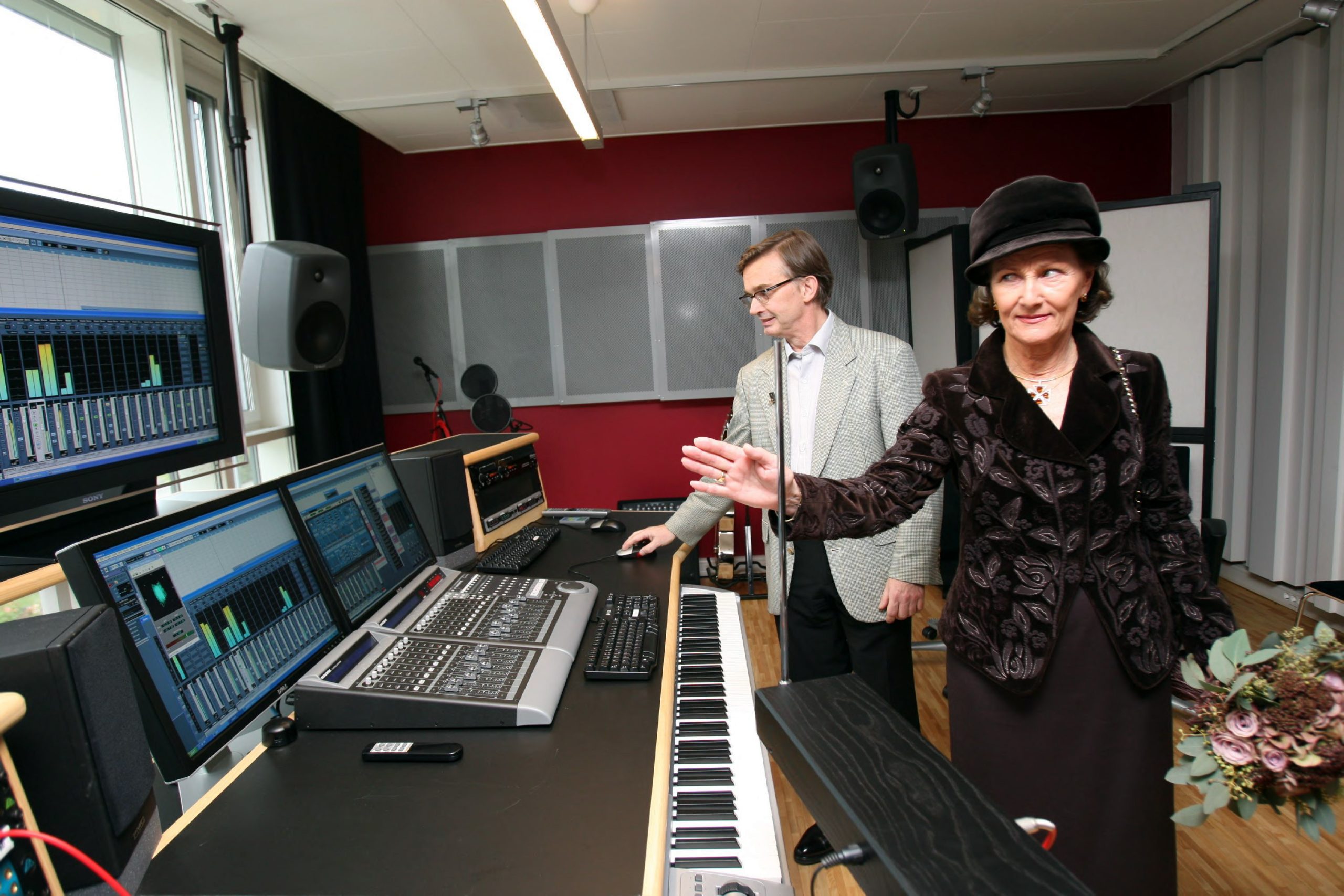 OSLO 20071004: Dronning Sonja åpnet nybygget, 2. hus, på Norges Musikkhøgskole i Oslo. I musikklaboratoriet demonstrerte 1. amansuensis i musikkteknologi, Mats Claesson, en Theremin som er et av de første elektroniske instrumentene. Dronningen fikk selv prøve intrumentet.