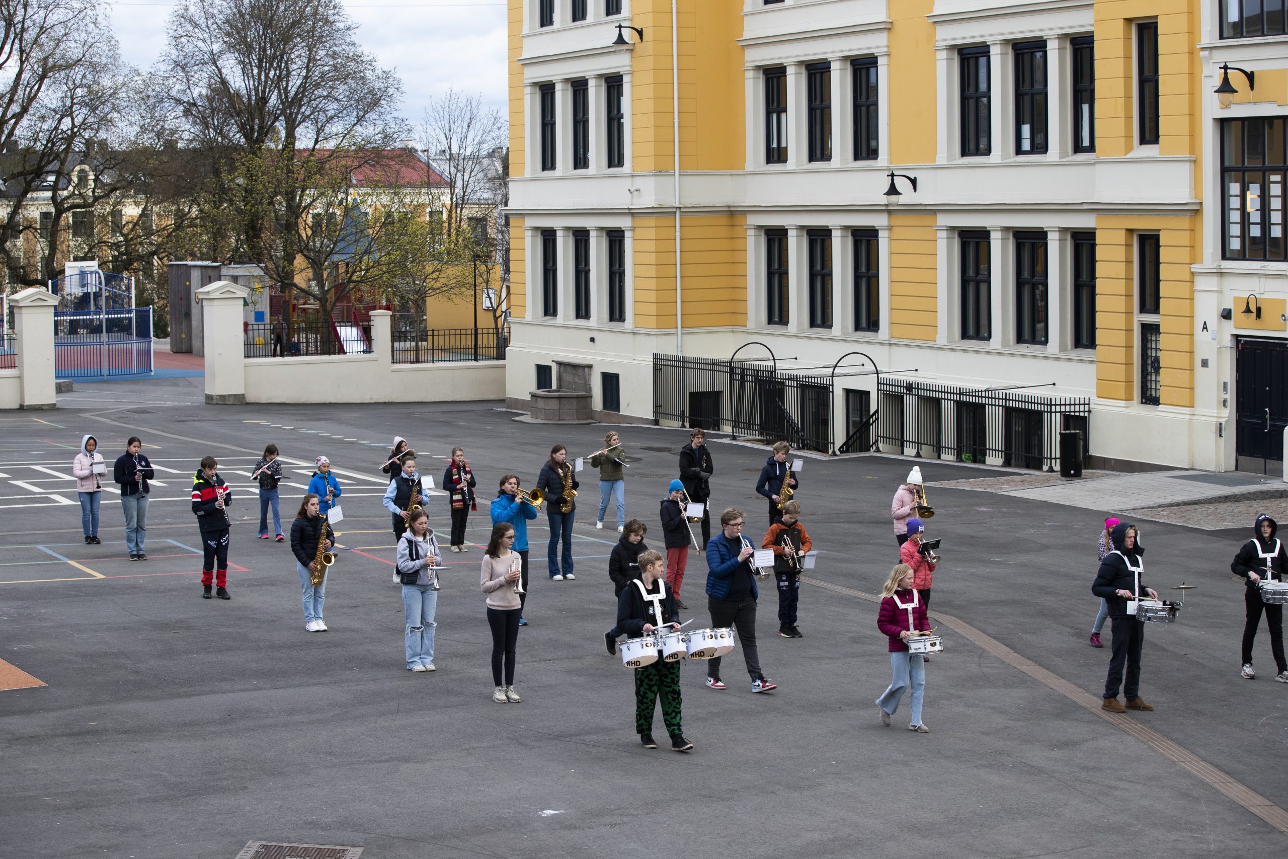 Et skolekorps øver i en skolegård i Oslo