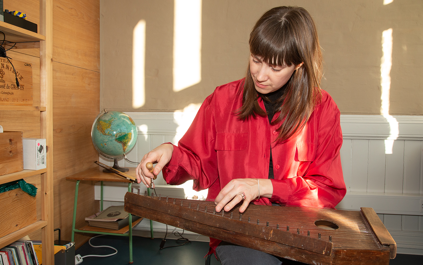 Komponist Therese Aune med kantele