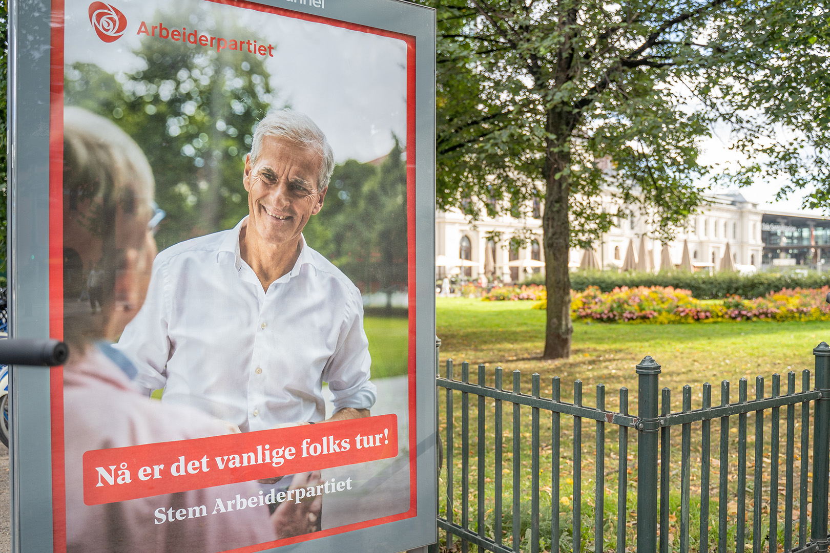 Arbeiderpartiets leder Jonas Gahr Støre på plakat utenfor Oslo Sentralstasjon