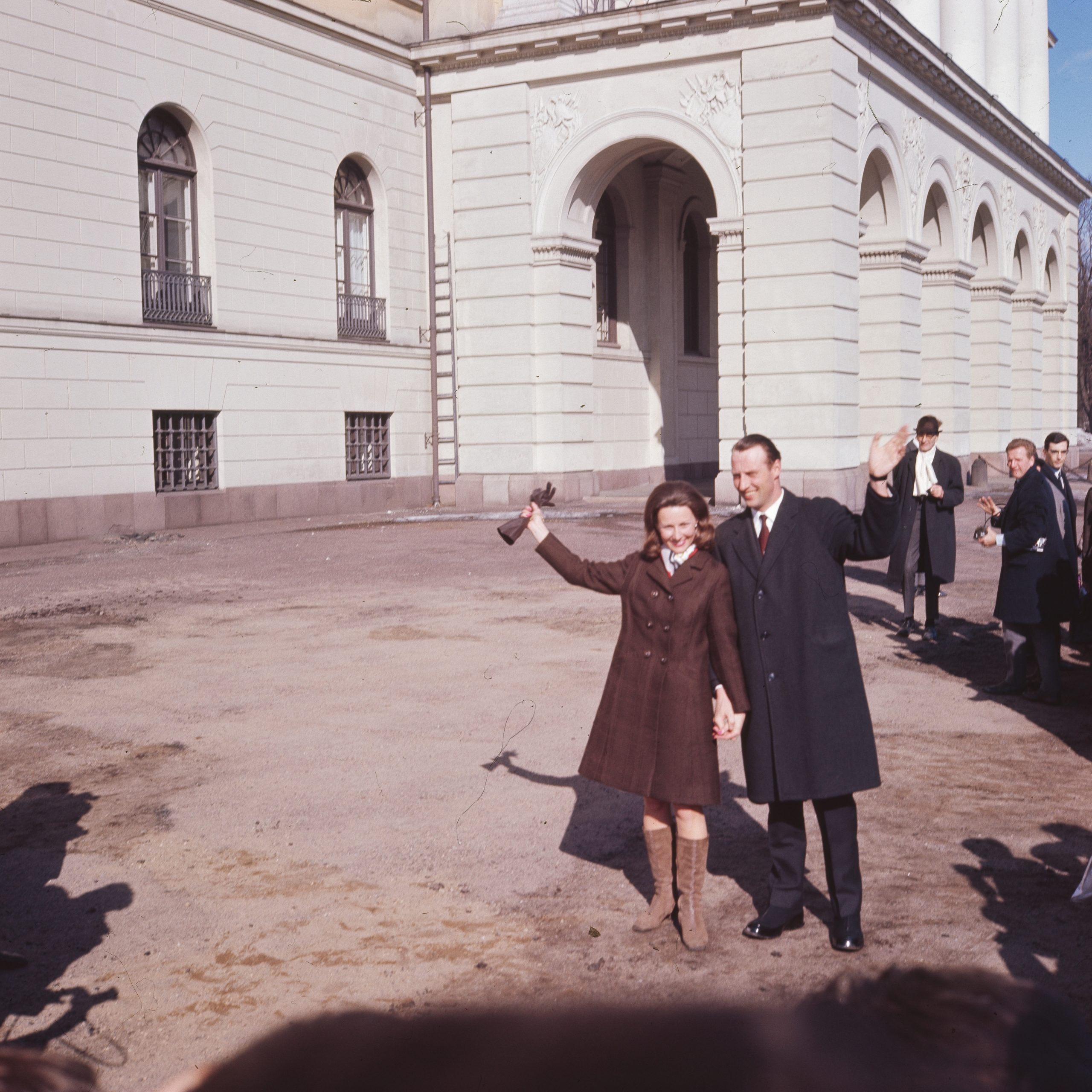 20. mars 1968, kronprins Harald og Sonja Haraldsen på slottsplassen. I følge datoen på fotografens originalemballasje er bildet tatt dagen etter deres forlovesle ble kunngjort.