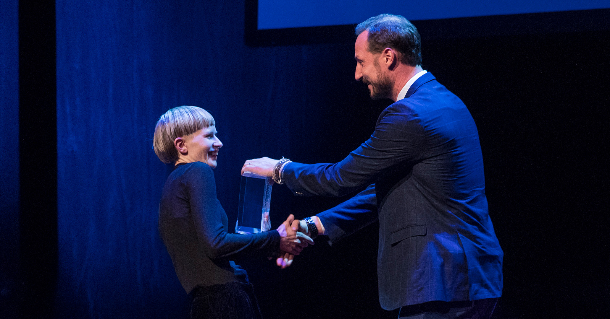 Oslo 20170302. Kronprins Haakon deler ut Phonofile Nordic Music Prize» til Jenny Hval på Dansens Hus i Oslo torsdag, i forbindelse med 20-årsjubileet til musikkbransjetreffet by:Larm.