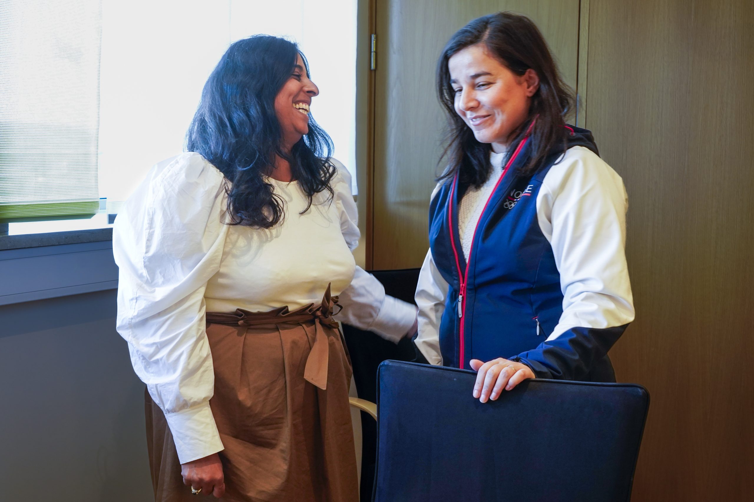 Oslo 20230818. Kultur og likestillingsminister Lubna Jaffery (Ap) møter idrettspresident Zaineb Al-Samarai i Oslo fredag.