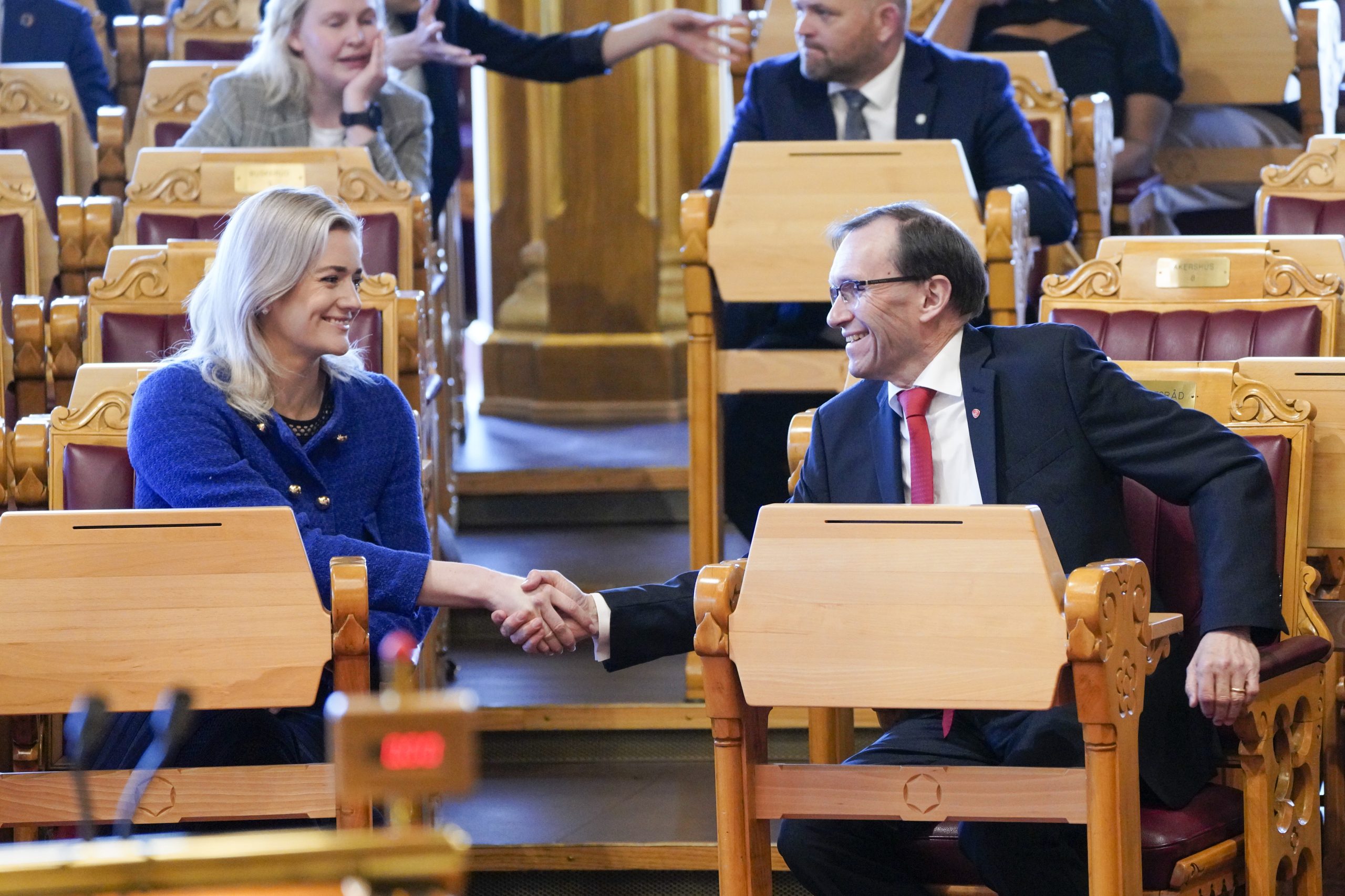 Oslo 20230426. Klima- og miljøminister Espen Barth Eide (Ap) hilser på justis- og beredskapsminister Emilie Enger Mehl (Ap) under muntlig spørretime på Stortinget.