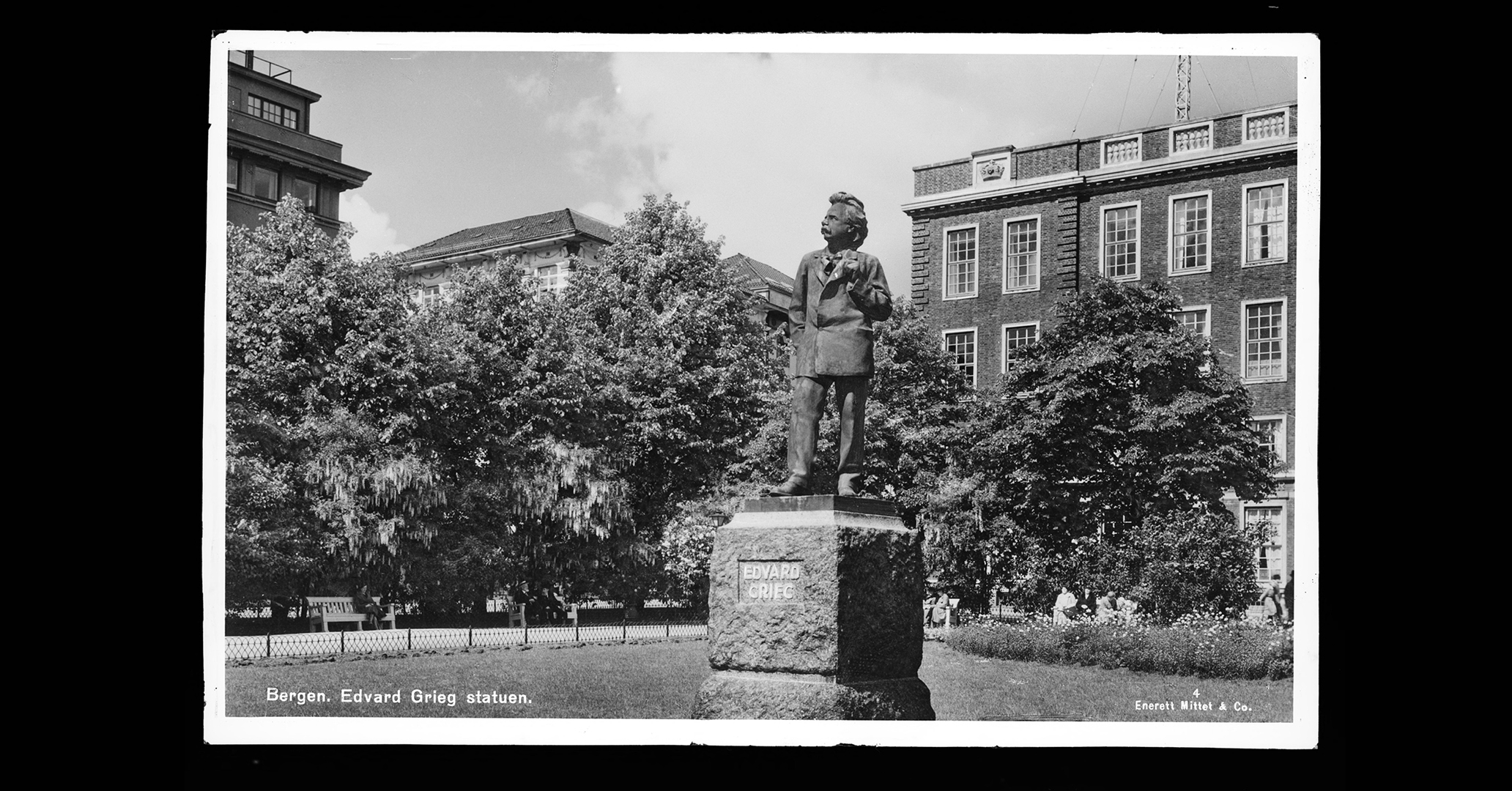 Grieg på statue