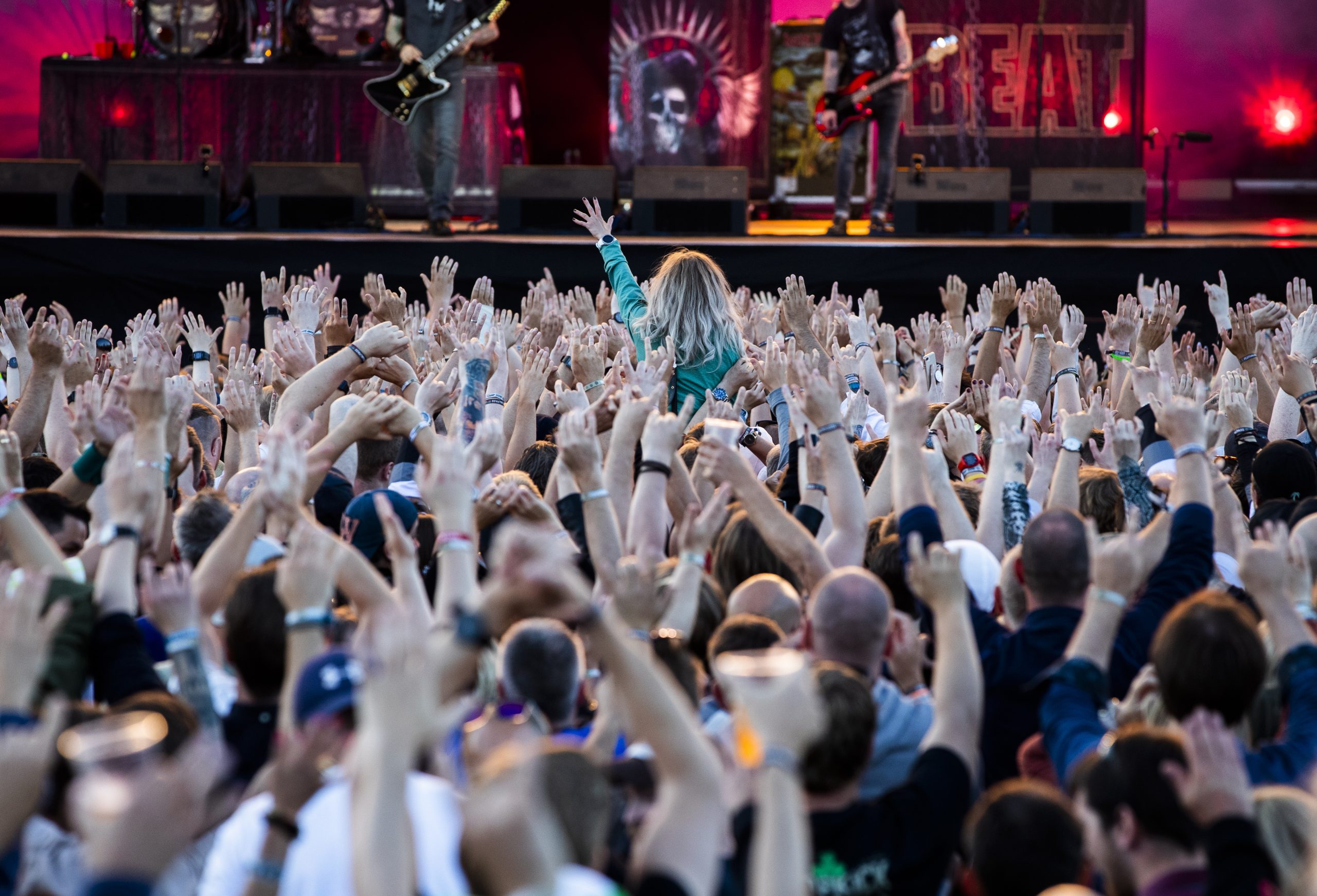 Publikum foran scenen idet Volbeat spiller på Tons of Rock på Ekeberg