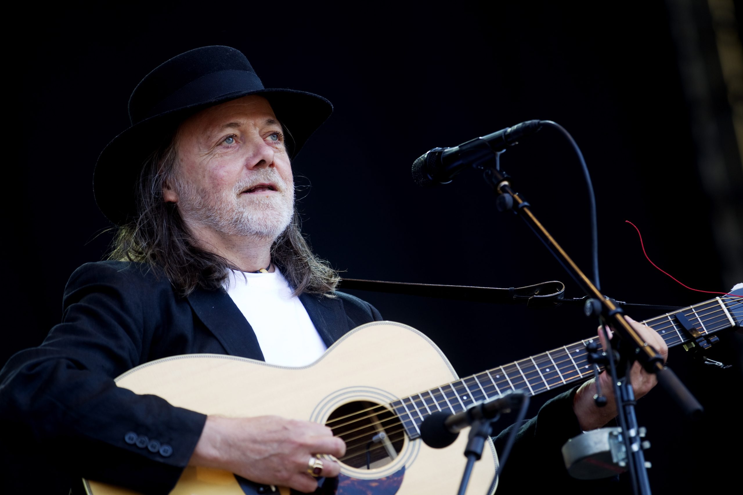 Artisten Lillebjørn Nilsen på scenen under Øyafestivalen i Middelalderparken i Oslo lørdag.