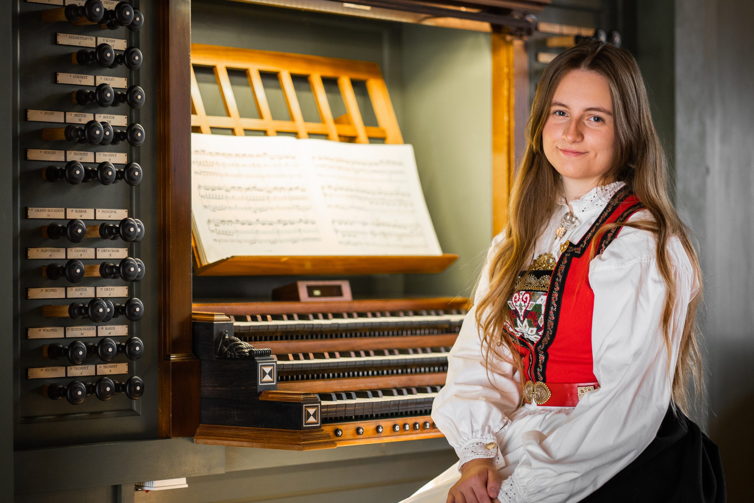 Victoria Ulriksen ved orgelet i oslo domkirke