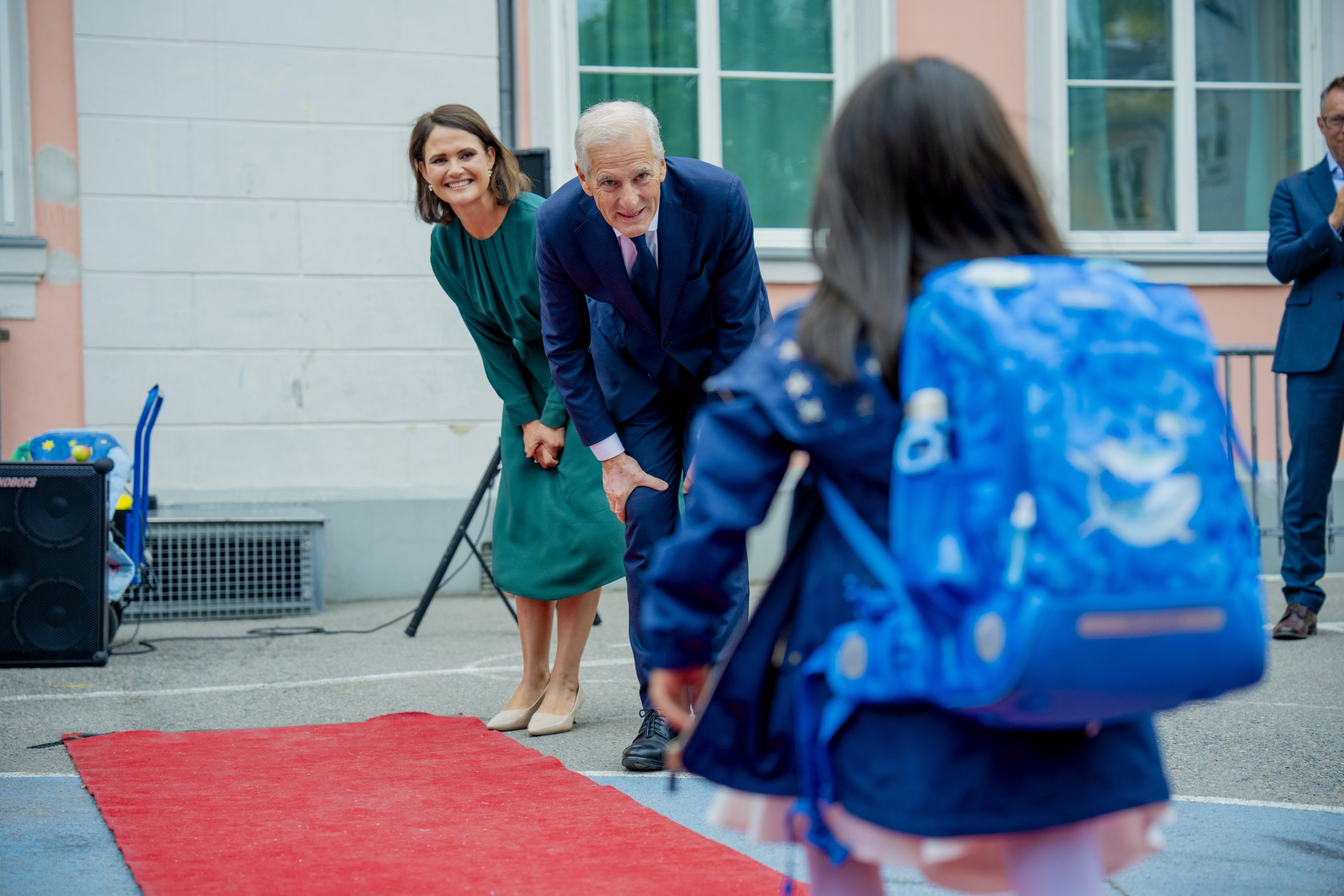 Ung skoleelev under første skoledag mottas av statsminister og kunnskapsminister.